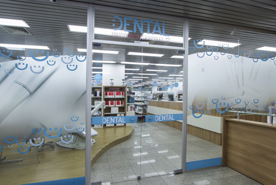 Entrada da loja Dental, especializada em produtos odontológicos.