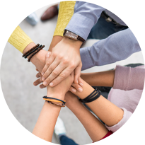 Pessoas com as mãos unidas